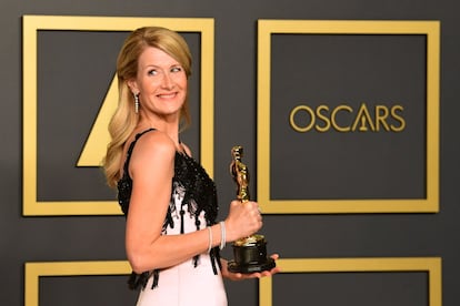 A atriz Laura Dern chega ao 'photocall' com seu Oscar de 'História de um casamento'.