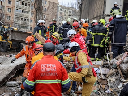Los equipos de rescate trabajan en el lugar del ataque en Odesa, este viernes.