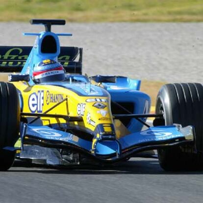 Fernando Alonso, con su nuevo Renault R-25 en el circuito de Cheste.