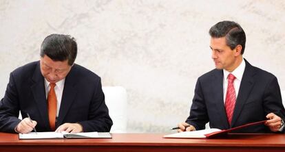 Xi Jinping (i), junto a Peña Nieto en Ciudad de México.