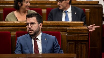 El presidente catalán en funciones, Pere Aragonès. Detrás, los diputados Salvador Illa y Alícia Romero, del PSC, durante el pasado pleno del Parlament.