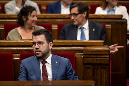 El presidente catalán en funciones, Pere Aragonès. Detrás, los diputados Salvador Illa y Alícia Romero, del PSC, durante el pasado pleno del Parlament.