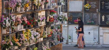 Dos vecinos de Granada, en el cementerio.