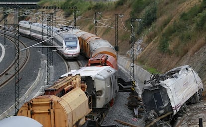 Un tren de pasajeros se aproxima cerca del accidente.
