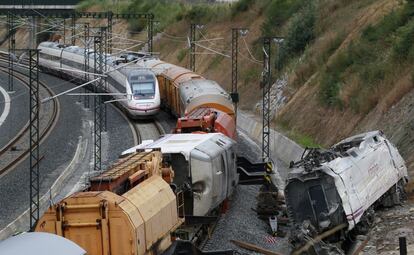 Un tren de pasajeros se aproxima cerca del accidente.