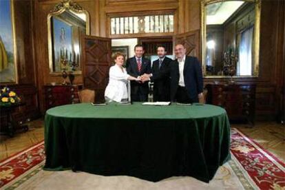 Begoña Errazti, Juan José Ibarretxe, Josu Jon Imaz y Javier Madrazo, tras la firma del acuerdo de gobierno.
