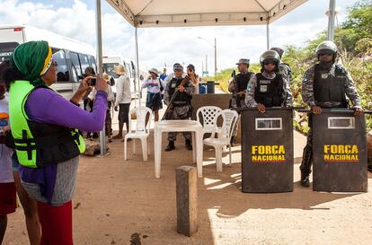 Raimunda registrando em fotos a repressão da Força Nacional, numa das barreiras de Belo Monte.