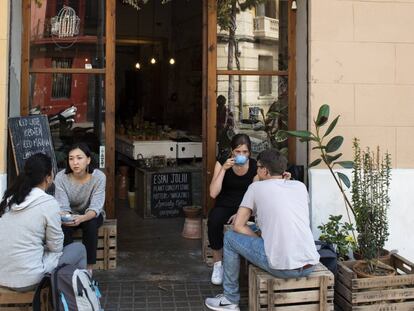 Terraza del Espai Joliu, espacio que cuenta con una cafetería y una tienda de plantas en el barrio del Poblenou, en Barcelona. 