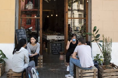 Terraza del Espai Joliu, espacio que cuenta con una cafetería y una tienda de plantas en el barrio del Poblenou, en Barcelona. 