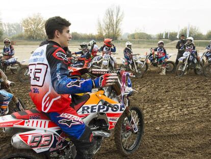 Marc Márquez dóna instruccions als pilots que participen al seu campus.