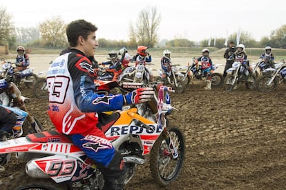 Marc Márquez dóna instruccions als pilots que participen al seu campus.