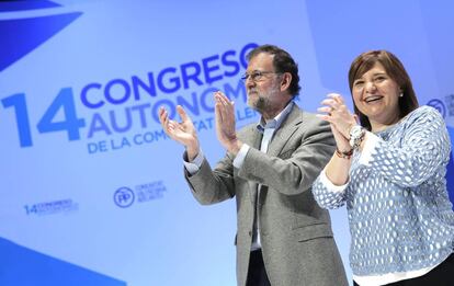 Mariano Rajoy y la presidenta del PP de la Comunidad Valenciana, Isabel Bonig, saludan tras su intervención de clausura del XIV congreso del PP-CV.