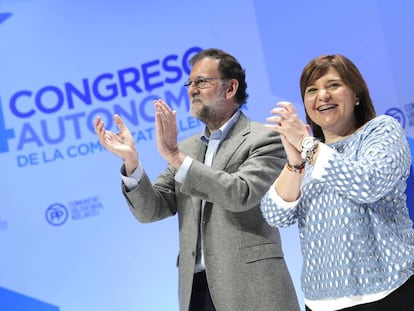 Mariano Rajoy y la presidenta del PP de la Comunidad Valenciana, Isabel Bonig, saludan tras su intervención de clausura del XIV congreso del PP-CV.
