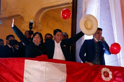 Pedro Castillo cumprimenta seus apoiadores de uma sacada após ser proclamado presidente eleito do país, em Lima, nesta segunda-feira.