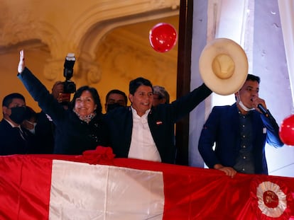 Pedro Castillo cumprimenta seus apoiadores de uma sacada após ser proclamado presidente eleito do país, em Lima, nesta segunda-feira.