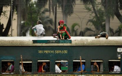 Pasajeros subidos a un tren en Daca (Bangladés).