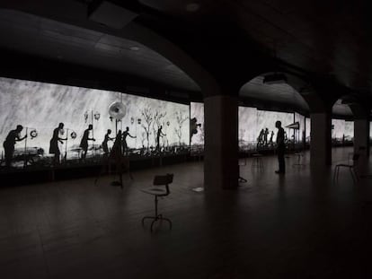 L'enorme peça de William Kentridge 'More sweetly play the dance' a l'exposición que li dedica el CCCB.