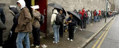 Cola a las puertas de un comedor benéfico, en una imagen tomada el pasado 15 de abril en Dublín.