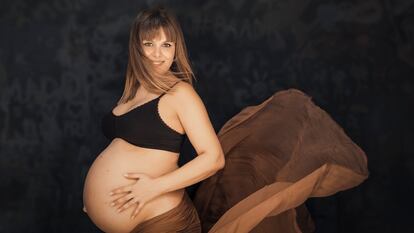 Mónica Piqueres Mateu poses pregnant in 2020. She already had breast cancer.