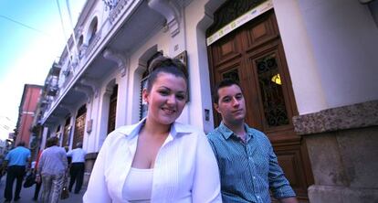 Maria Josep Fernández i Xavier Benedito, a les portes del Teatre Talia de València.