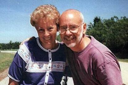 El matrimonio Carol y Robert Ernst, en 1997.