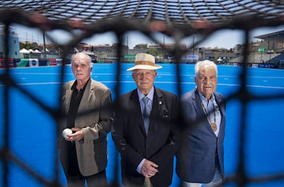 Pere Amat, Juan Ángel Calzado, José Antonio Dinarés, en el estadio Martí Colomer de Terrassa.