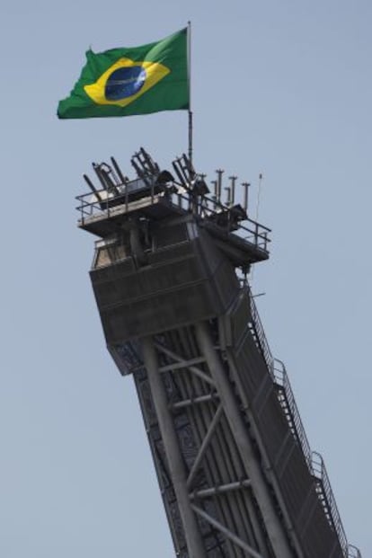 Bandeira do Brasil em plataforma da Petrobras. 