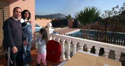 Carles y su familia muestran desde su casa el humo que sale del vertedero.