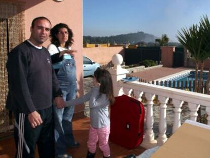 Carles y su familia muestran desde su casa el humo que sale del vertedero.