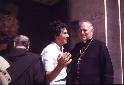 Juan Arias (de camisa branca, à esq.) em Roma, na sede da Congregação para a Doutrina da Fé, no Vaticano, conversa com o cardeal brasileiro Lorscheider sobre a entrevista que fez naquele dia com Leonardo Boff sobre teologia da libertação, em 1984.