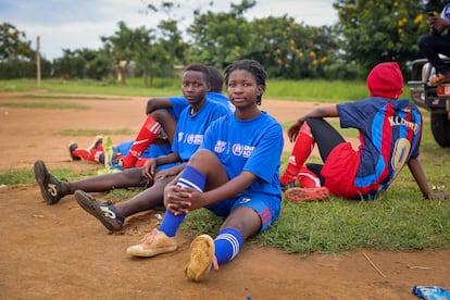 1115. Jóvenes refugiados participan en actividades deportivas y socioeducativas para mejorar su estado emocional, en Uganda, como parte de un proyecto conjunto entre el FC Barcelona y Acnur.