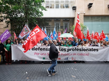 Una protesta de médicos y profesores, en mayo, frente al Ministerio de Sanidad, para exigir la recuperación de las 35 horas laborales a la semana.