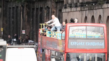 Un especialista se dispone a saltar desde un autobús en un rodaje en Edimburgo (Escocia).