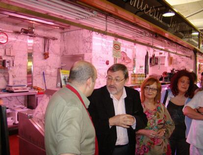 Lissavetzky, durante su visita el mercado de la Cebada.