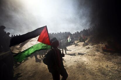 Manifestantes palestinos protestan en el puesto fronterizo de Erez, entre la franja de Gaza e Israel.