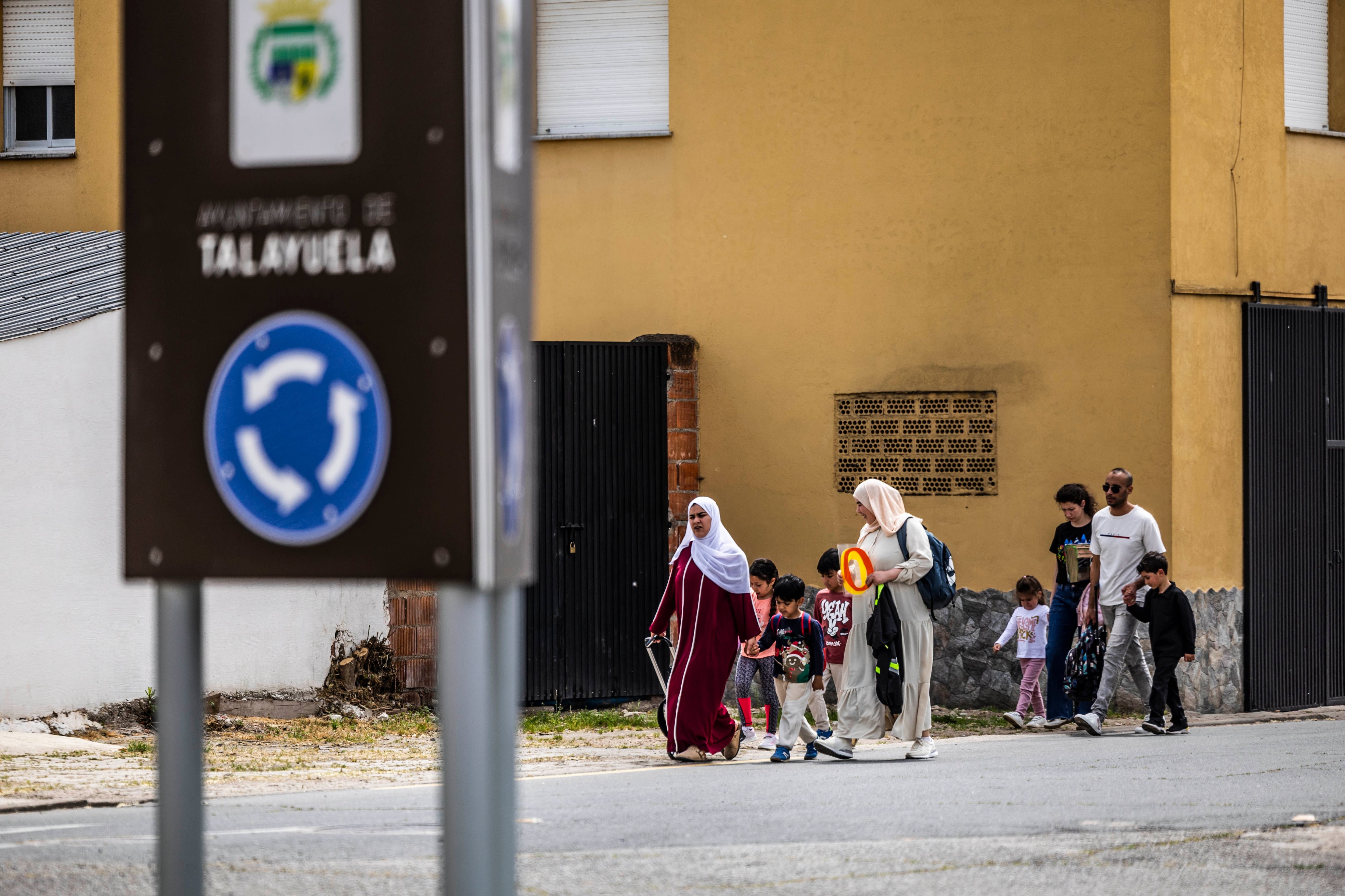 Ambiente en una calle de Talayuela, este viernes.
