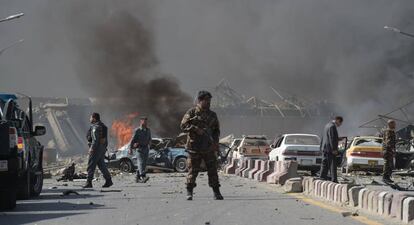 Fuerzas de seguridad afganas tras la explosión en Kabul.