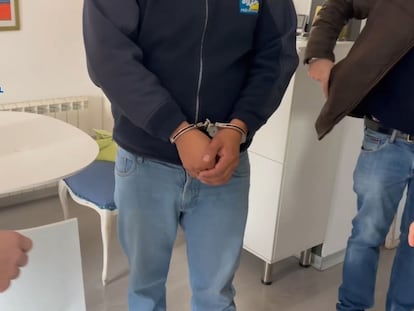La Policía Nacional detuvo a un presunto pederasta "peligroso" en Sant Pere de Ribes (Barcelona) después de que la policía australiana detectara imágenes suyas en internet.
La policía australiana fue quien detectó los vídeos en Internet
ESPAÑA EUROPA CATALUÑA SOCIEDAD
POLICÍA NACIONAL