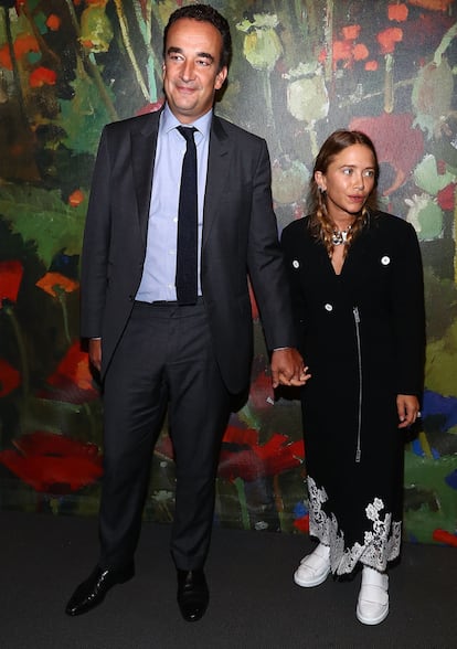 Una de las parejas que más sorprendieron en el show business: el banquero y medio hermano de Nicolas Sarkozy, Olivier Sarkozy (50 años) se casó en 2015 con la actriz infantil y posterior diseñadora de moda Mary-Kate Olsen (33 años).

Diferencia de edad: 17 años