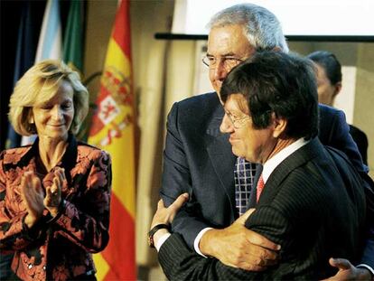 Touriño saluda al presidente de la región Norte de Portugal, Carlos Lage, en presencia de la ministra Elena Salgado.
