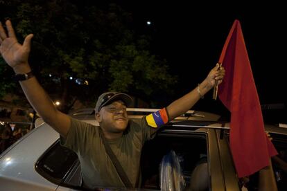 Seguidores del candidato presidencial Nicolás Maduro se reúnen en Caracas (Venezuela) a la espera de los resultados en las elecciones presidenciales.