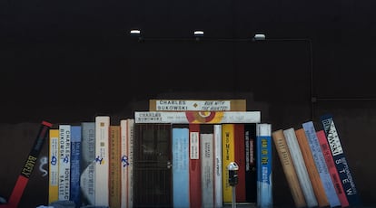 LOS ÁNGELES. Mural con libros de Bukowski en Kingswell. 
