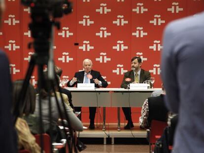 El director del Instituto Cervantes, V&iacute;ctor Garc&iacute;a de la Concha (izquierda) y el secretario general de la instituci&oacute;n, Rafael Rodr&iacute;guez-Ponga, en la Universidad de Harvard.