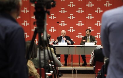 El director del Instituto Cervantes, V&iacute;ctor Garc&iacute;a de la Concha (izquierda) y el secretario general de la instituci&oacute;n, Rafael Rodr&iacute;guez-Ponga, en la Universidad de Harvard.