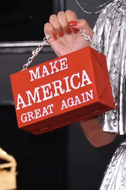 En su bolso podría leerse: "Make America great again" ("Haz América grande otra vez"), el famoso eslogan de Ronald Reagan del que Trump se apropió en su campaña presidencial de 2016 y que en tantas gorras rojas se ha visto estampado.