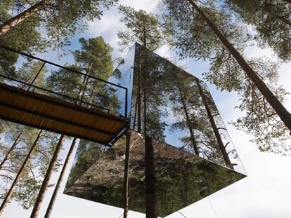 Cubo de cristal de los arquitectos Tham & Videgard en el Treehotel (Suecia)