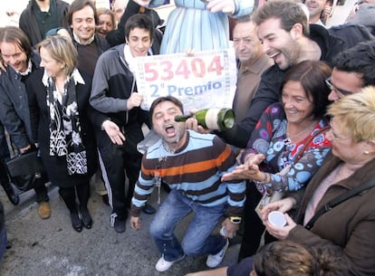 Miembros del Partido Popular celebran en Manises el segundo premio de la Lotería de Navidad de 2011.