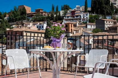 Terraza del hotel Molinos, en Granada, con vistas a la Alhambra.