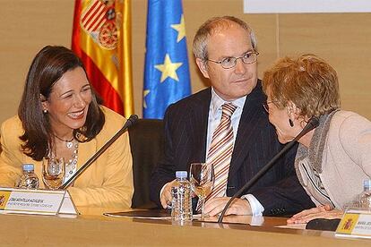 Ana Patricia Botín charla con el ministro de Industria, José Montilla, y con María Teresa Fernández de la Vega.