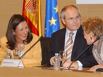 Ana Patricia Botín charla con el ministro de Industria, José Montilla, y con María Teresa Fernández de la Vega.